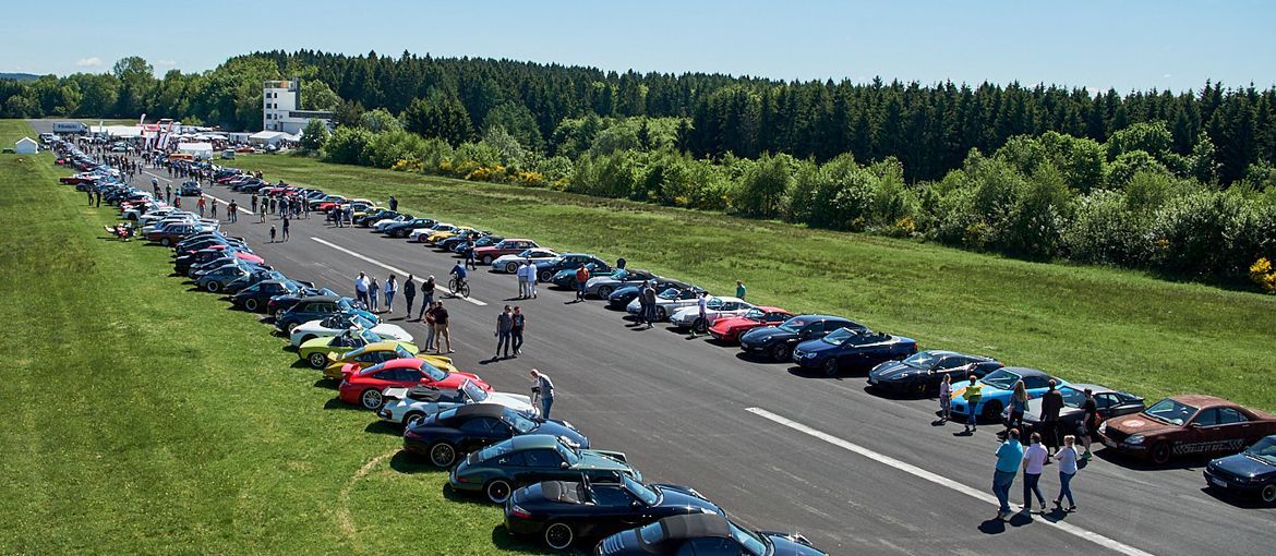 Fahrzeugreihe auf der Landebahn beim FUCHSFELGEN-Treffen